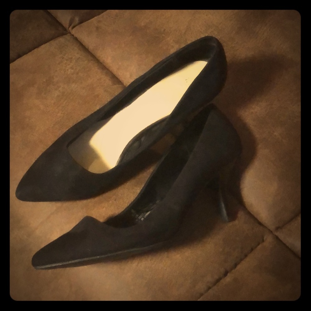 Low heel black faux suede black pump